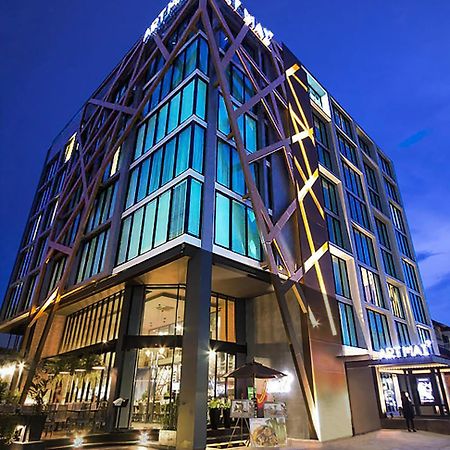 Art Mai Gallery Nimman Hotel Chiang Mai Exterior foto The hotel at night