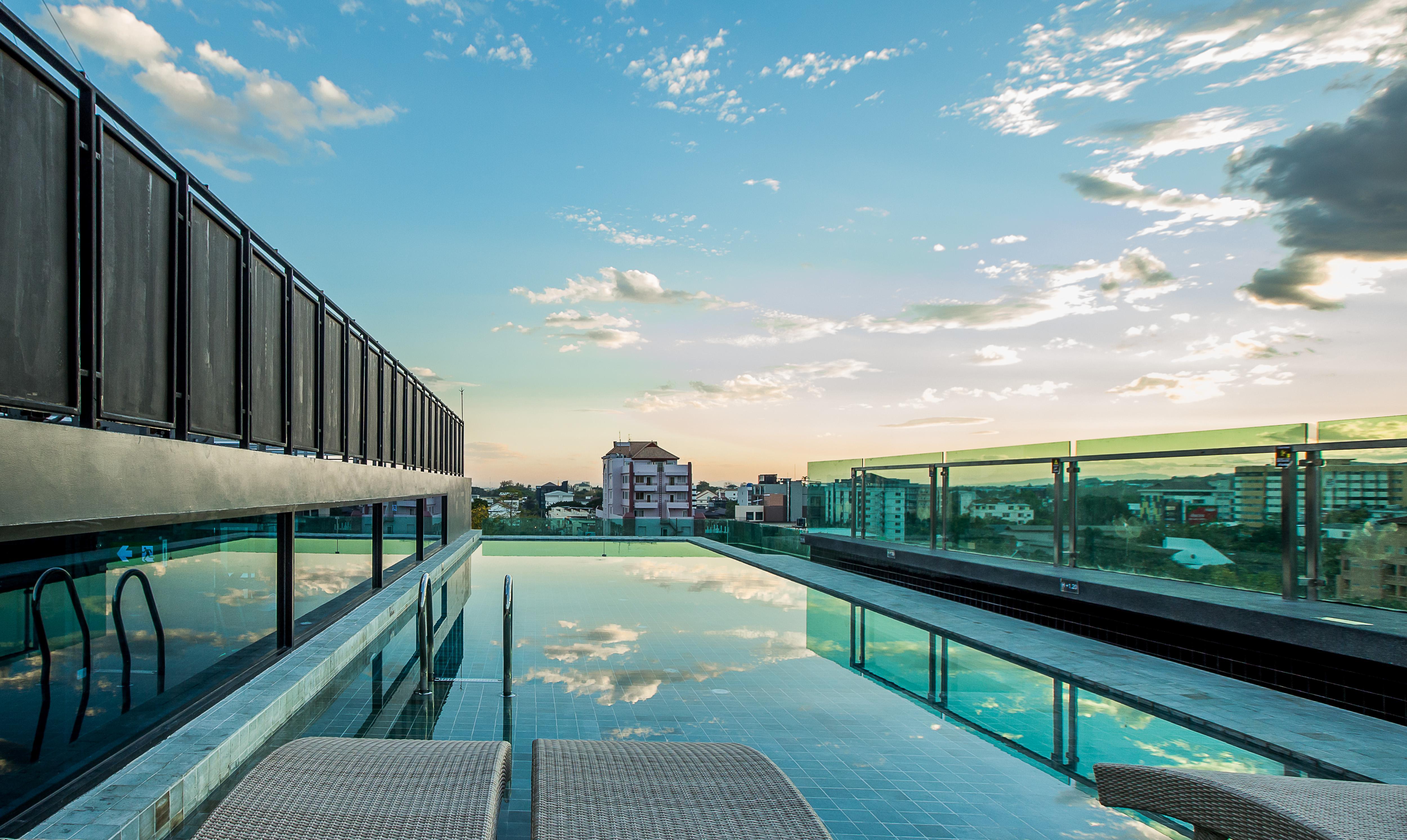 Art Mai Gallery Nimman Hotel Chiang Mai Exterior foto The rooftop pool at the hotel