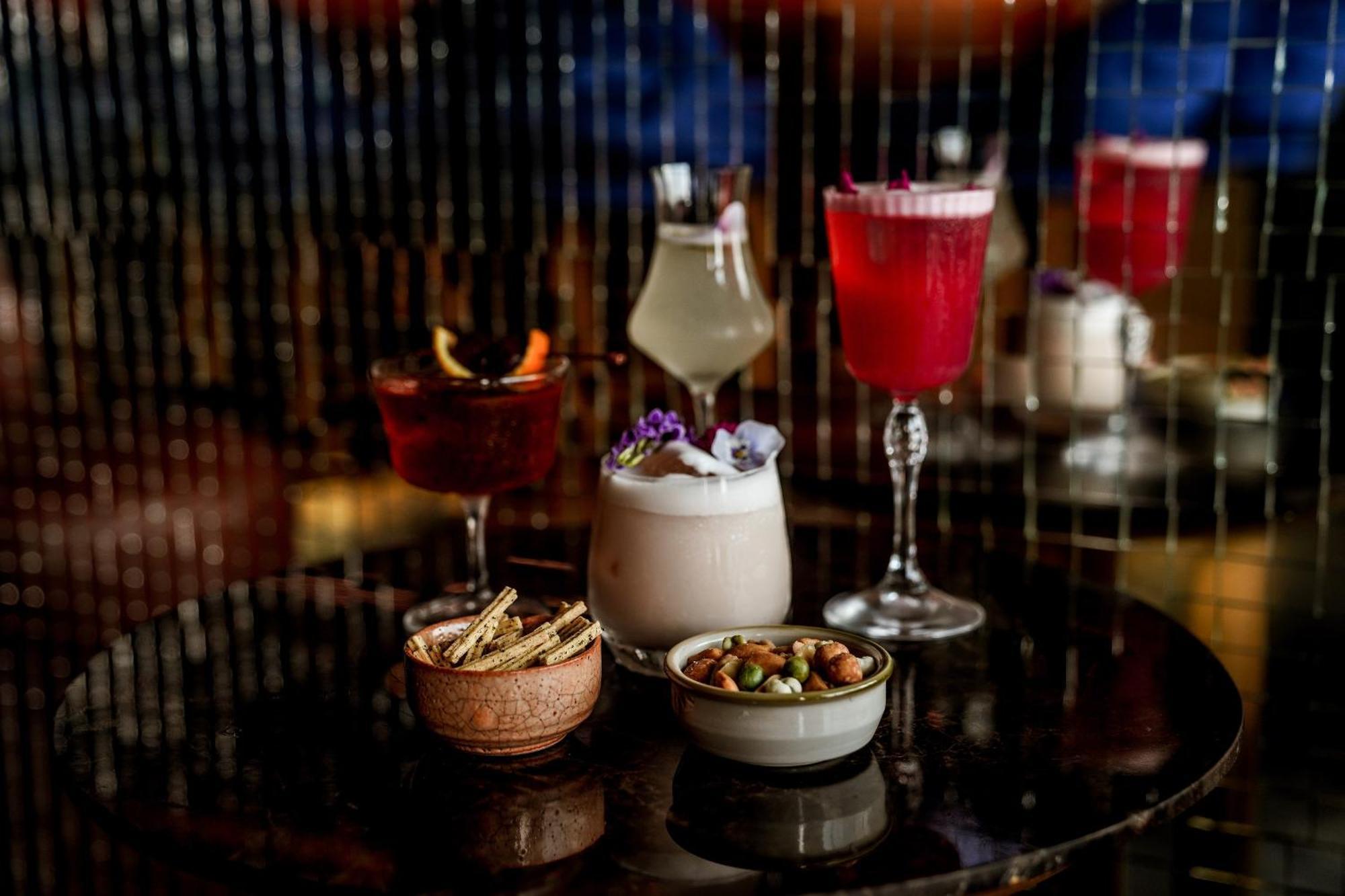 Art Mai Gallery Nimman Hotel Chiang Mai Exterior foto A selection of cocktails at the bar